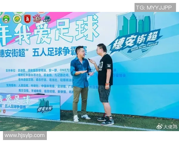 机场偶遇足球巨星签名合影成热门话题粉丝疯狂追逐明星身影